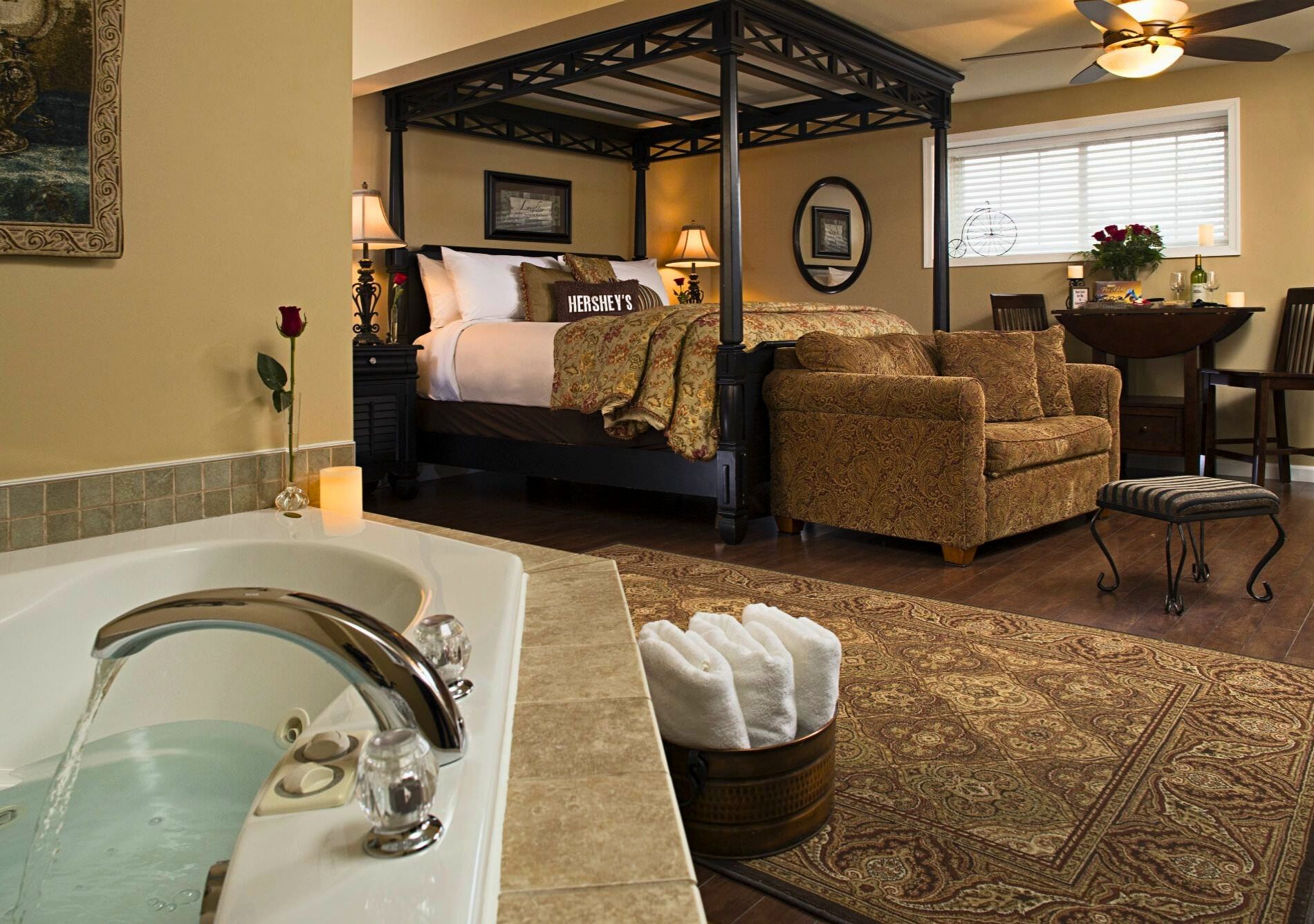 bed and jetted tub in hershey cottage at 1825 inn 