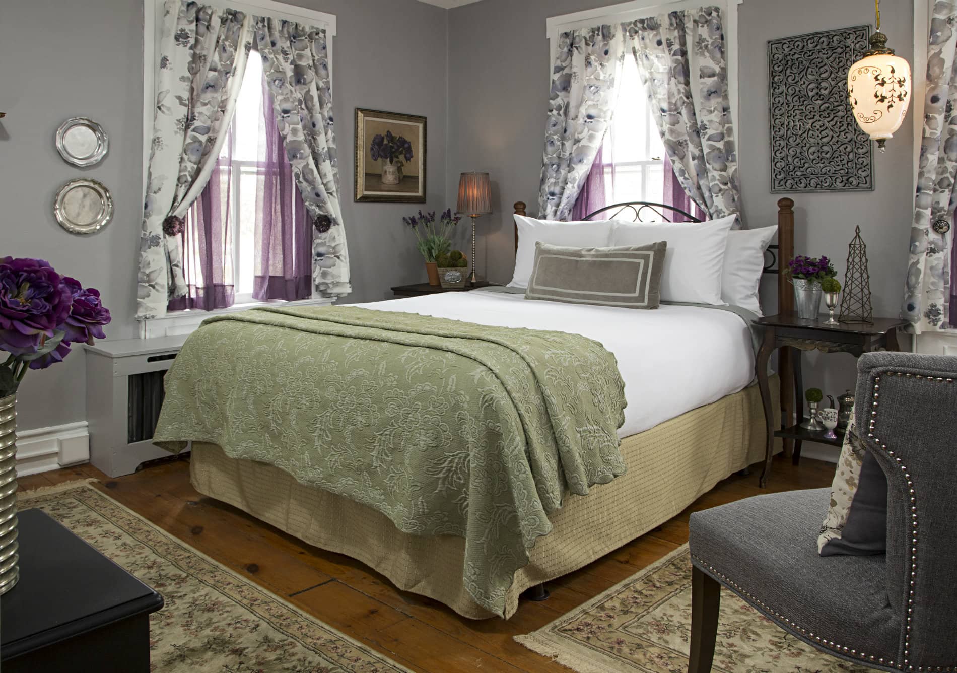 Rose Room: 1825 Inn Bed And Breakfast